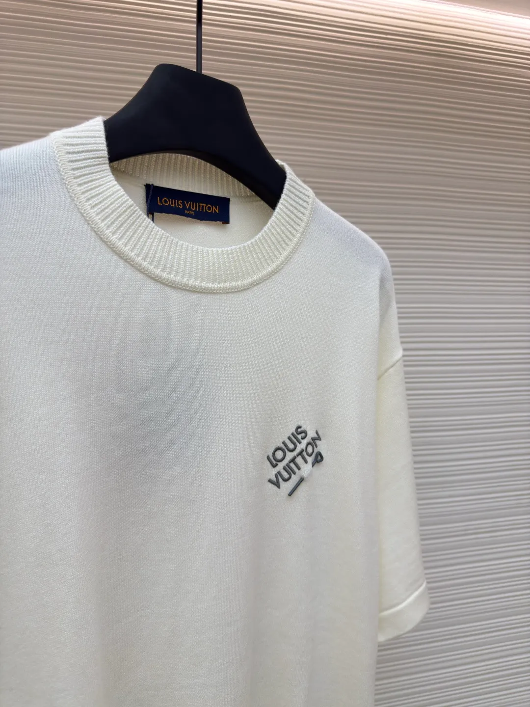 LOUIS VUITTON embroidered letter pin short sleeves ●Authentic product: Purchased and developed by 7299 ●Item number: 1680128-A50 ●Fabric: Dyeing fully combed cotton yarn weaving ●Technology: knitting ●Version: Fitted version ●Size: XS-S-M-L ●Description: Weaved using custom-woven, custom-dyed, fully combed 100% cotton yarn. A 14-needle computerized flat knitting machine is used to weave single-sided wool tissue according to the original version. The entire garment piece takes 6-7 hours per piece. The letters on the chest are sewn at a ratio of 1:1. All details are processed and finished by hand. The next operation can only be carried out after manual thread picking, knotting, inspection, and spot checks. Partial jacquard on one side requires a long time on the loom, the loss variables are unstable, and the scrap rate is high; especially for customized dyeing according to the Y version, to distinguish the wrong color and the big head version on the market. The overall wiring is straight and delicate, the fabric is comfortable and soft, and the color is consistent without color difference. It can be matched with the same style to create a fashionable look and control various occasions. Customized accessories, complete with three standards, same style for men and women!